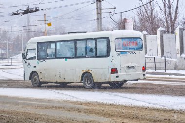 Rostov-on-Don/Rusya-Ocak 2018: kış aylarında büyük bir şehrin sokaklarında 21 numaralı rota boyunca küçük bir Hyundai otobüs sürmek
