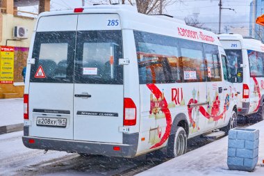 Rostov-on-Don/Rusya-Ocak 2018: servis otobüsü Mercedes-Benz Sprinter rota numarası 285 yeni Havaalanı Platov şehir sokaklarında rota boyunca hareket
