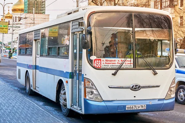 Rostov-sur-le-Don / Russie - Janvier 2018 : Hyundai bus passe sur la route numéro 458 dans les rues d'une grande ville en hiver — Photo