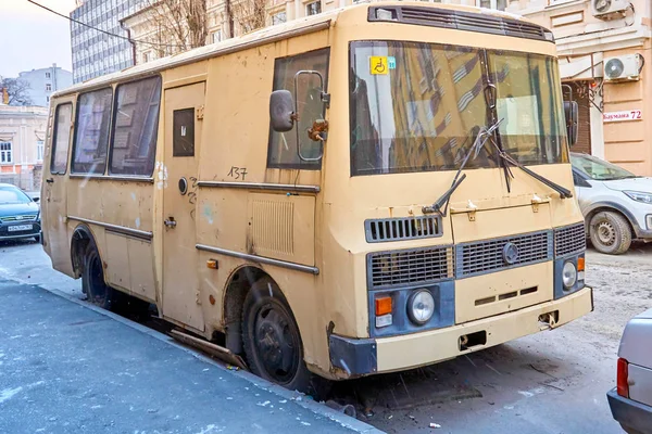 Rostov-on-Don / Rússia - Janeiro de 2018: Rostov-on-Don / Rússia - Janeiro de 2018: O ônibus de coleta de dinheiro blindado abandonado PAZ fica em uma rua no centro da cidade — Fotografia de Stock