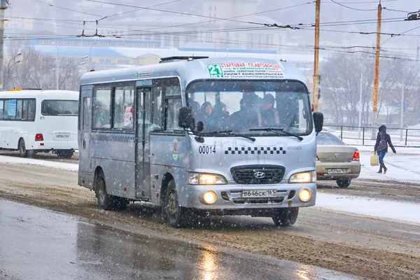 Rostov-on-Don/Rusya-Ocak 2018: kış aylarında büyük bir şehrin sokaklarında 21 numaralı rota boyunca küçük bir Hyundai otobüs sürmek
