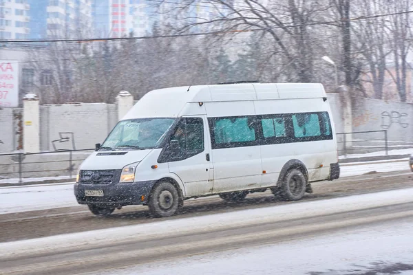 Rostov-On-Don/Rusland-januari 2018: een kleine Ford Transit bus rijdt langs de route door de straten van een grote stad in de winter — Stockfoto