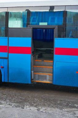 Küçük bir kapı ile mavi yüksek otobüs durağında bekleyen insanlar için standları