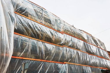 İskele çevresinde su ve soğuk izolasyon için plastik film evde