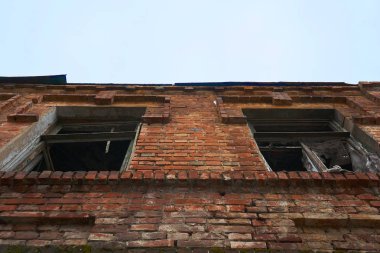 Büyük bir şehir merkezinde bir yangından sonra harap eski ev