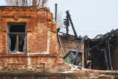 Büyük bir şehir merkezinde bir yangından sonra harap eski ev