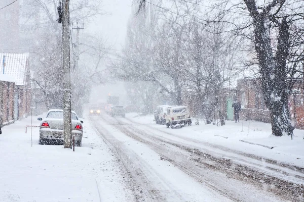 Caída de nieve en la calle en la ciudad se durmió y casi nada es visible desde detrás de la nieve —  Fotos de Stock