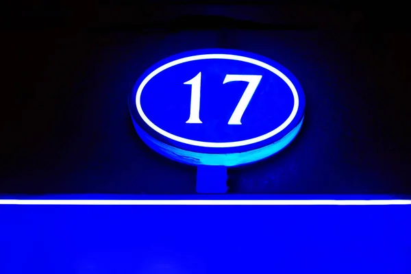 17 番の輝く青い光は、暗闇の中で家の数を示します — ストック写真