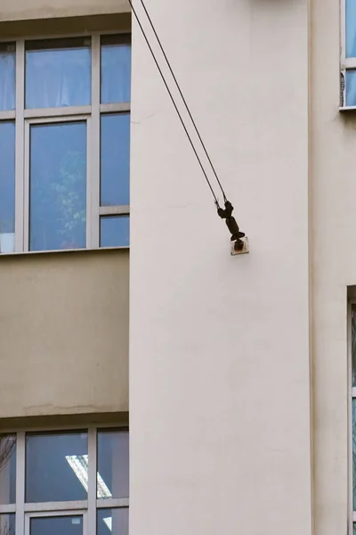Montaje de metal en la calle en la pared de la casa tiene un cable de hierro — Foto de Stock