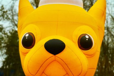 Büyük bir şehirde bir parkta büyük şişme sarı köpek standları