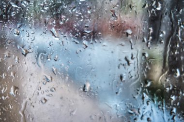 Dışarıdan yağmur damlaları ile misted camı ıslak şehir görebilirsiniz