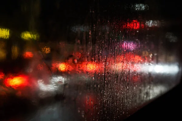 Keresztül a páraként üveg a videobusz az éjszakai város fényeit és autók — Stock Fotó