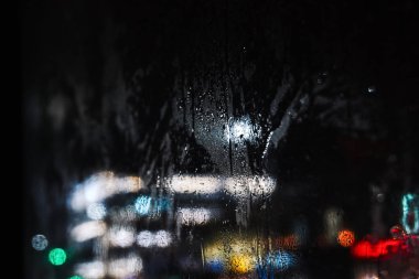 Misted otobüs video gece city ile parlak ışık ve otomobil cam