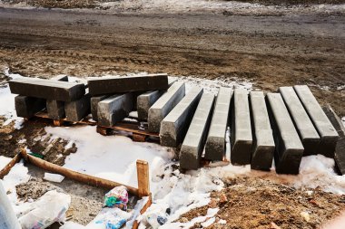 Dağınık yol curbs yalanımı kış kar yere inşaat sitesinde