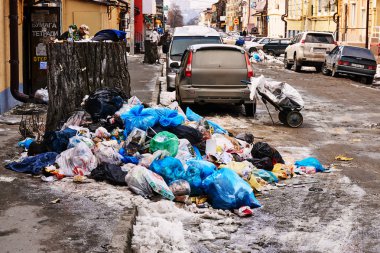 Rostov-on-Don / Rusya - Şubat 2018: çöp atık paketleri büyük bir şehirde Merkezi sokakta