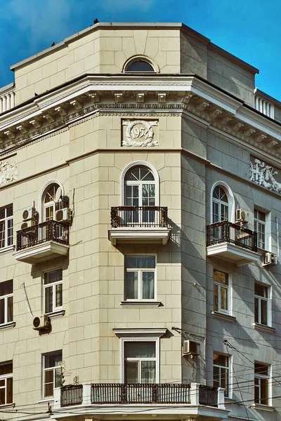 Rostov-on-Don / Rusia - Febrero 2018: Lujoso gran edificio viejo con estuco hecho a mano contra el cielo azul en el centro de la ciudad — Foto de Stock
