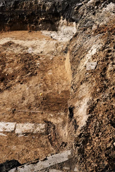 Una excavación excavada en el terreno de la ciudad para la construcción de un museo — Foto de Stock