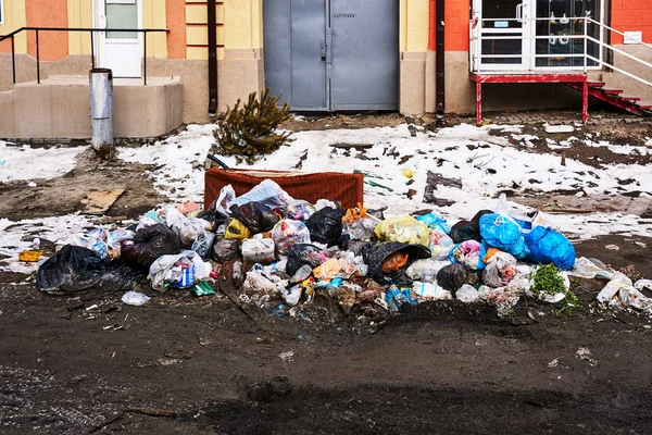 Rostov-on-Don / Rusya - Şubat 2018: çöp atık paketleri büyük bir şehirde Merkezi sokakta