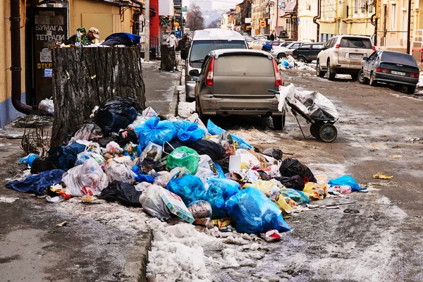 Rostov-on-Don / Rússia - Fevereiro 2018: Depósito de lixo na rua no centro de uma grande cidade de pacotes de lixo Imagem De Stock