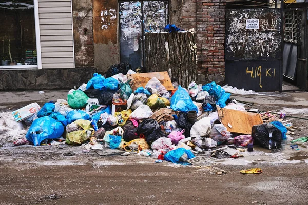 Rostov-on-Don / Rússia - Fevereiro 2018: Depósito de lixo na rua no centro de uma grande cidade de pacotes de lixo Imagem De Stock