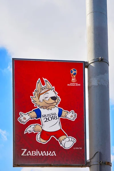 Rostov-on-Don / Rusya - Şubat 2018: maskotu kutup sokakta Dünya Kupası 2018 poster kurt Zabivaka