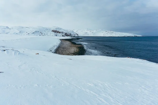 Pobřeží Severního oceánu je pokryta ledem na zimní mrazivý den během expedice — Stock fotografie