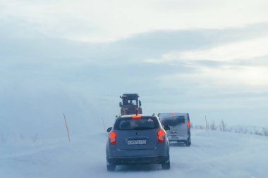 Teriberka, Murmansk bölgesi / Rusya - Şubat 2018: bir kar fırtınası otomobillerde beyaz çöl üzerinde yol makineler için bir ülke yolda ilerliyorsunuz