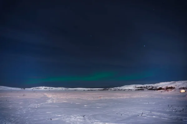 Słaby zorze zielony pasek wysoko w niebo na północy — Zdjęcie stockowe