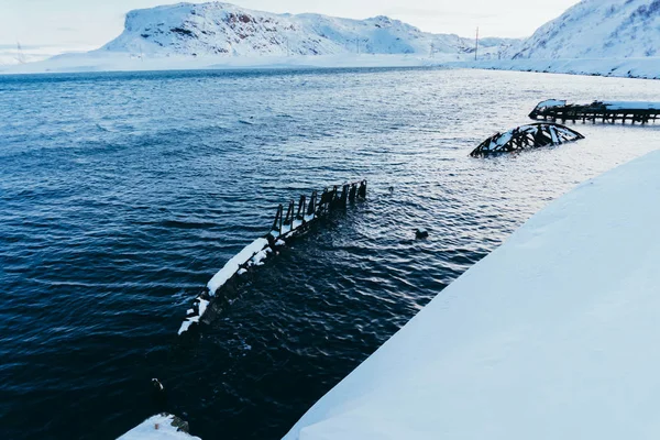 Teriberka の北の北の北極海で沈没の木造船の墓地 — ストック写真