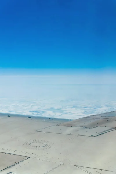 Olhe para a bela asa da aeronave no alto do ar acima do solo enquanto admira o céu azul — Fotografia de Stock