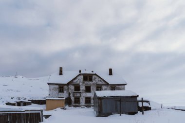 Teriberka köyde sokakta beyaz kar altında terk edilmiş insanların evi yok