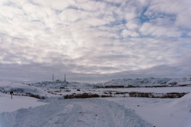 Kar-beyaz yol tipi kırsalda arabalara olmadan