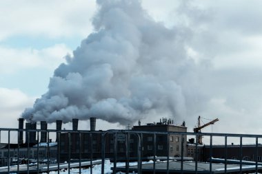 Şehrin büyük bir koyu gri bitki büyük boru havada kirletiyor atmosfere tehlikeli hangi duman yayar