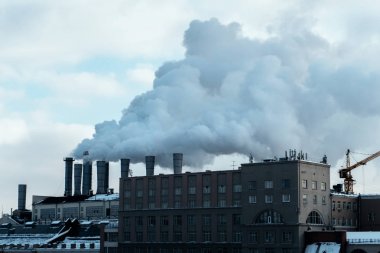 Şehrin büyük bir koyu gri bitki büyük boru havada kirletiyor atmosfere tehlikeli hangi duman yayar