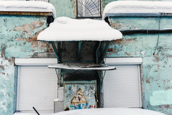 Un típico invernadero alto y viejo en mal estado con una pintura e inscripciones viejas y miserables. —  Fotos de Stock