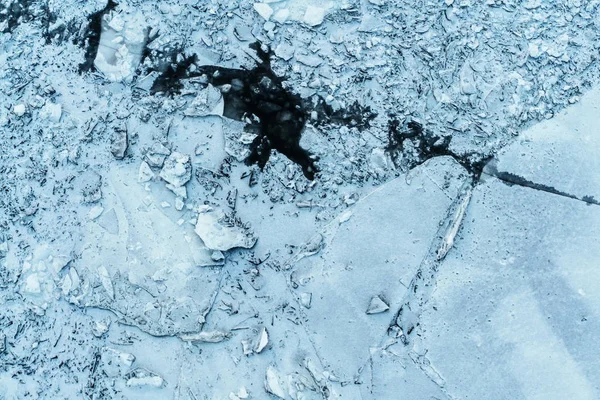 O gelo azul fixou a água em um rio em uma cidade no inverno em um dia frio Fotografia De Stock