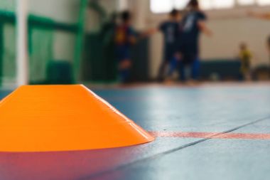 Bir futbol maçında kapalı spor kompleksi içinde turuncu plastik koni oyuncular oyuncular limitleri