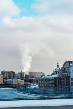 Moskova / Rusya - Şubat 2018: kış görünümü Moskova sokaklarında ve nehirler, kanallar atma duman gökyüzüne doğru soğuk bir günde