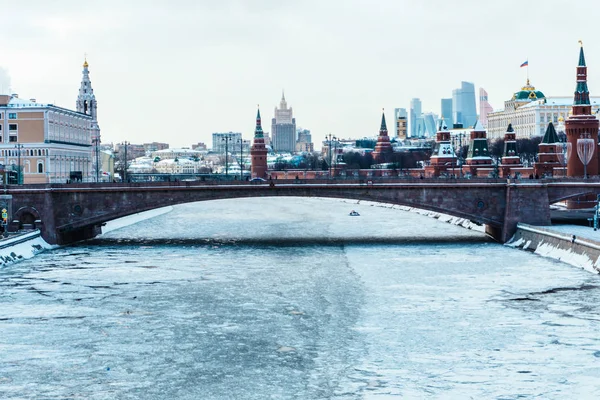 Mosca / Russia - febbraio 2018: Veduta del fiume ghiacciato Mosca dal parco Zaryadie nel centro della città e dal ponte del Cremlino — Foto Stock