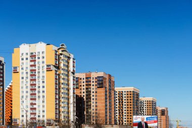 Rostov-on-Don / Rusya - Mart 2018: reklam posteri ile Rusya Federasyonu Vladimir Putin yeni çok katlı apartmanlar çerçevede Başkanlığı için aday