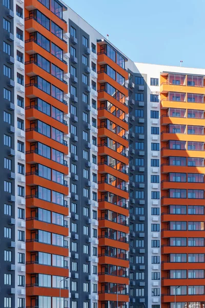 Bir konut mavi gökyüzüne karşı farklı renklerde boyanmış bina, taze inşa bir yeni kiracılar için girmek bekliyor