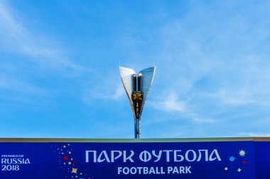 Rostov-on-Don / Rusya - 1 Nisan 2018: birçok kişi, kurt Zabivaka ve Hatıra Eşyası parkta FIFA Futbol Dünya Kupası 2018 Rostov-on-Don Organizer'da Tiyatro Meydanı, adanmış