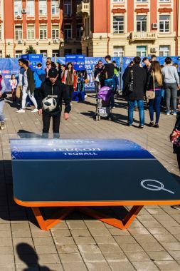 Rostov-on-Don / Rusya - 1 Nisan 2018: birçok kişi, kurt Zabivaka ve Hatıra Eşyası parkta FIFA Futbol Dünya Kupası 2018 Rostov-on-Don Organizer'da Tiyatro Meydanı, adanmış