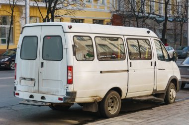 Rostov-on-Don / Rusya - 2018 Mart: şehir servis otobüsü şehrin sokaklarında yayılır yerli halk ve turistler