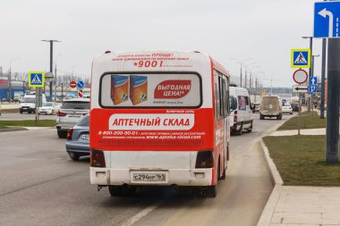 Krasnodar / Rusya - 2018 Mart: şehir servis otobüsü şehrin sokaklarında yayılır yerli halk ve turistler