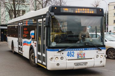 Krasnodar / Rusya - 2018 Mart: şehir servis otobüsü şehrin sokaklarında yayılır yerli halk ve turistler