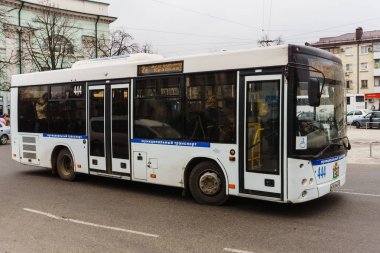 Krasnodar / Rusya - 2018 Mart: şehir servis otobüsü şehrin sokaklarında yayılır yerli halk ve turistler