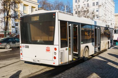 Rostov-on-Don / Rusya - 2018 Mart: şehir servis otobüsü şehrin sokaklarında yayılır yerli halk ve turistler