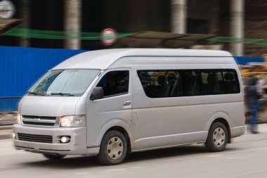 Yerli halk ve turistler şehir servis otobüsü şehrin sokaklarında yayılır