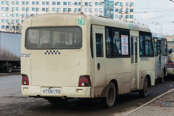 Rostov aan de Don / Rusland - maart 2018: stad shuttlebus op de straten van de stad verspreidt locals en toeristen — Stockfoto